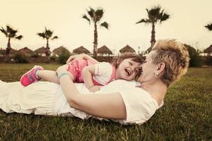 madre e hija jugando en el patio trasero foto