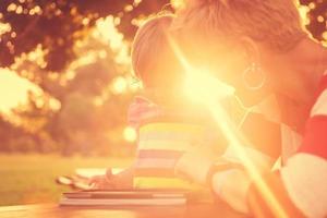 mamá y su pequeña hija usando una tableta foto