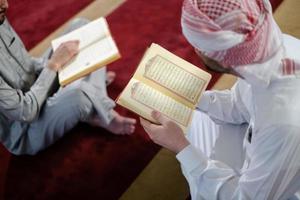 dos musulmanes en la mezquita leyendo juntos el corán concepto de educación islámica foto