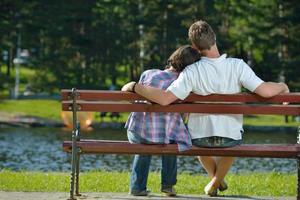 joven pareja romántica en el amor juntos al aire libre foto