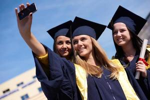 grupo de estudiantes en graduados haciendo selfie foto