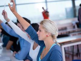 grupo de estudiantes levantan la mano foto