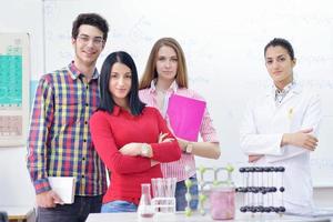 grupo de adolescentes felices en la escuela foto