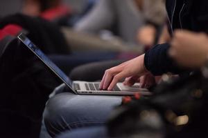 manos de gente de negocios usando computadora portátil foto