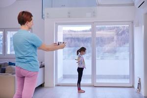 familia en casa niña tiene entrenamiento de ballet en línea foto