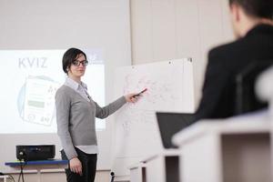 grupo de personas de negocios en seminario foto