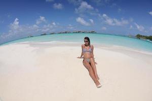 bella joven en la playa diviértete y relájate foto