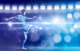 jugador de fútbol frente a un gran estadio moderno con bengalas y luces foto