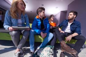 grupo de estudiantes trabajando juntos en un proyecto escolar foto