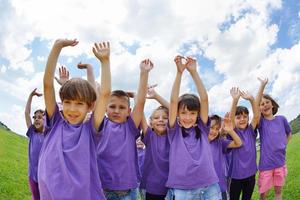 grupo de niños felices divertirse en la naturaleza foto