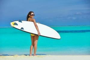 hermosa mujer relajarse en la playa tropical foto