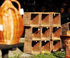 muebles de caña y vajilla foto