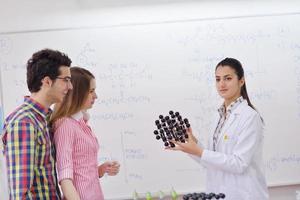 grupo de adolescentes felices en la escuela foto