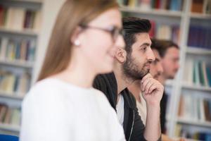 grupo de estudiantes levantan la mano foto