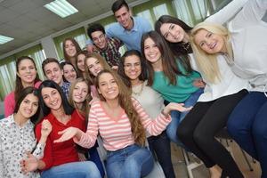 grupo de adolescentes felices en la escuela foto