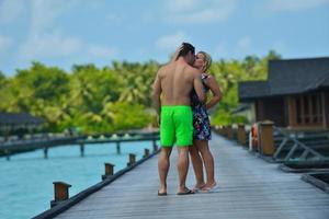 feliz pareja joven en vacaciones de verano diviértete y relájate foto