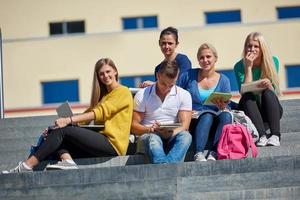 estudiantes afuera sentados en escalones foto