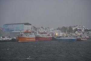 noruega, 2022 - cabañas y barcos tradicionales de pescadores noruegos foto