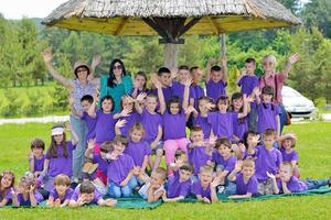 grupo de niños felices con profesor en la naturaleza foto