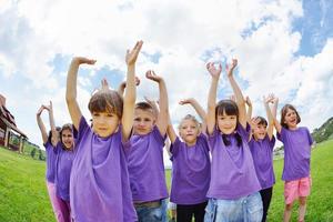 grupo de niños felices divertirse en la naturaleza foto