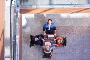 grupo de estudiantes trabajando juntos en un proyecto escolar foto