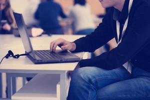 hombre de negocios que trabaja usando una computadora portátil en la oficina de inicio foto