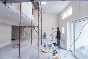 retrato de trabajadores y constructores con uniforme sucio en apartamento foto