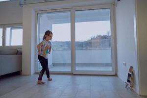 clase de ballet de educación en línea para niñas en casa foto