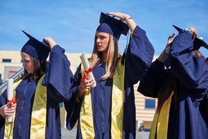 grupo de jóvenes estudiantes graduados foto