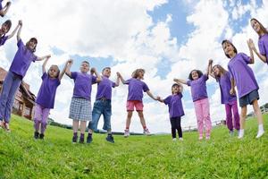 grupo de niños felices divertirse en la naturaleza foto