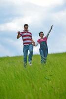 retrato, de, romántico, pareja joven, sonriente, juntos, al aire libre foto