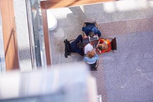 grupo de estudiantes trabajando juntos en un proyecto escolar foto