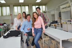 grupo de adolescentes felices en la escuela foto