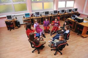 educación de ti con niños en la escuela foto