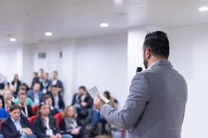 empresario dando presentaciones en la sala de conferencias foto