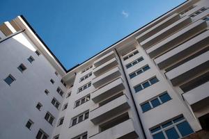 suecia, 2022 - modernos edificios de apartamentos en un día soleado con un cielo azul foto