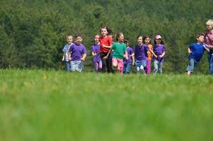 grupo de niños felices divertirse en la naturaleza foto