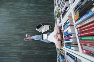 estudiante en biblioteca foto