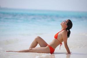 hermosa chica en la playa diviértete foto