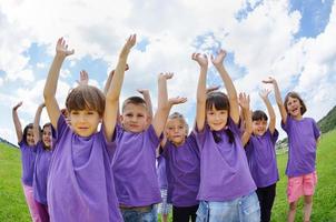 grupo de niños felices divertirse en la naturaleza foto