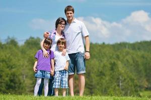 familia joven feliz divertirse al aire libre foto