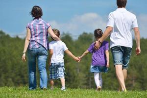 familia joven feliz divertirse al aire libre foto