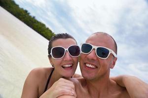 feliz pareja joven en vacaciones de verano diviértete y relájate en la playa foto