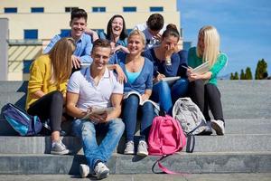 estudiantes afuera sentados en escalones foto