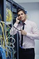 ingeniero hablando por teléfono en la sala de red foto