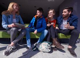 grupo de estudiantes trabajando juntos en un proyecto escolar foto