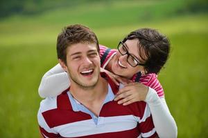 joven pareja romántica en el amor juntos al aire libre foto