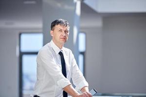 hombre de negocios usando teléfono foto