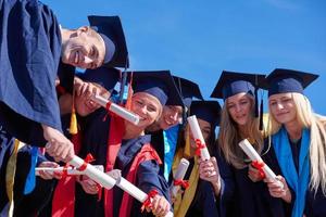 grupo de jóvenes estudiantes graduados foto