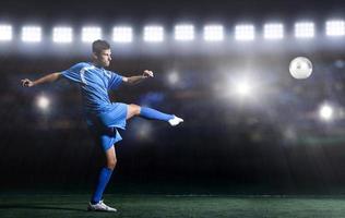jugador de fútbol frente a un gran estadio moderno con bengalas y luces foto
